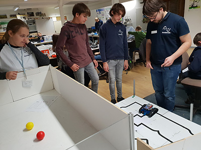 Schülerinnen und Schüler beim internen RoboCup des SFZ Osnabrück