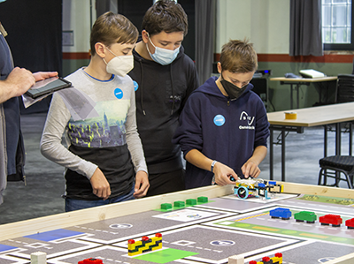 Drei Teilnehmer der Kategorie „RoboMission“, die im letzten Jahr am WRO-Wettbewerb in Bad Laer teilgenommen haben. (Foto: Carina Wessmann, SFZ Osnabrück)