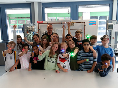 Die zweite Schülergruppe der Rosenplatzschule mit den LED-Taschenlampen (Foto: Schüler-Forschungs-Zentrum Osnabrück)